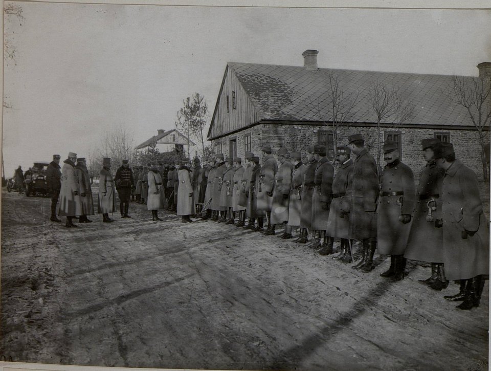 Erzherzog Karl im Gespräch mit Offizieren des 10. Korpskommandos in Kopcze, Februar 1916 (BildID 15456129)