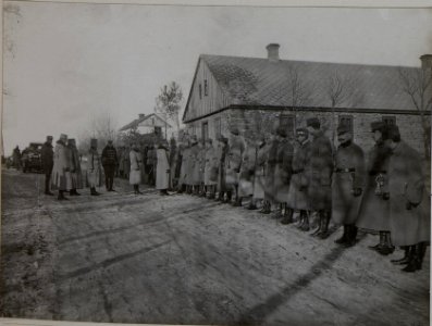 Erzherzog Karl im Gespräch mit Offizieren des 10. Korpskommandos in Kopcze, Februar 1916 (BildID 15456129)
