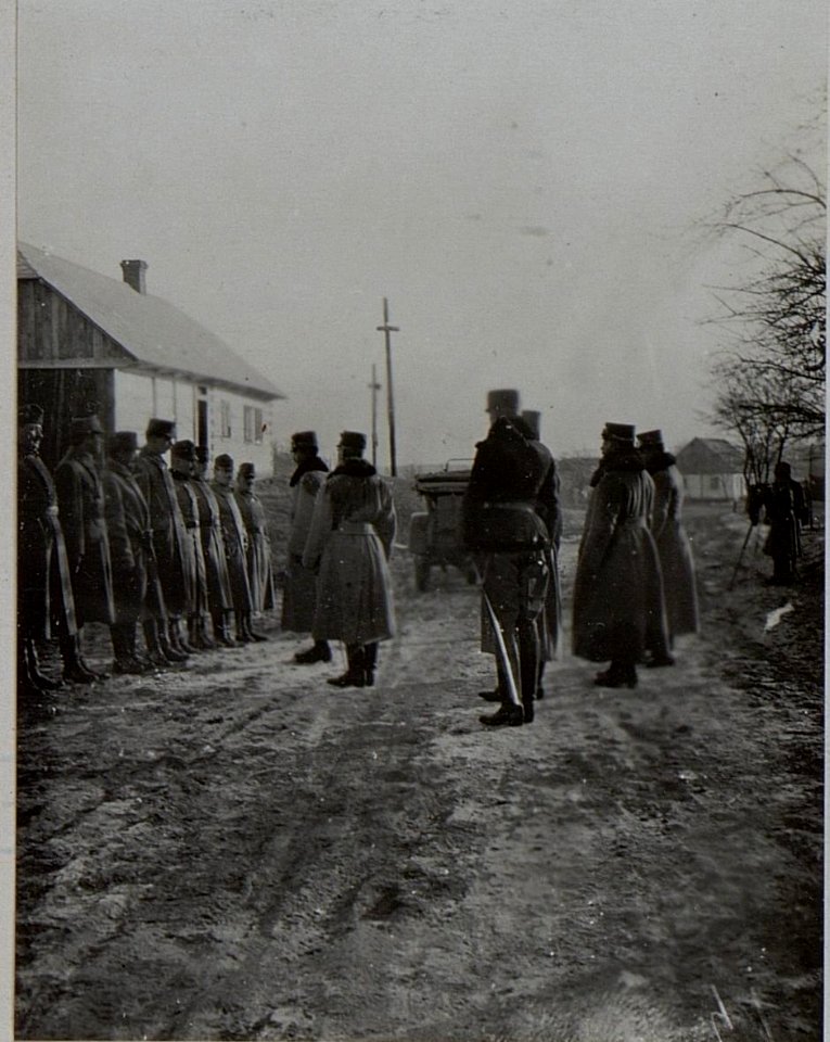Erzherzog Karl übernimmt die Meldung der Offiziere des 10. Korpskommandos in Kopcze, Februar 1916 (BildID 15456283)