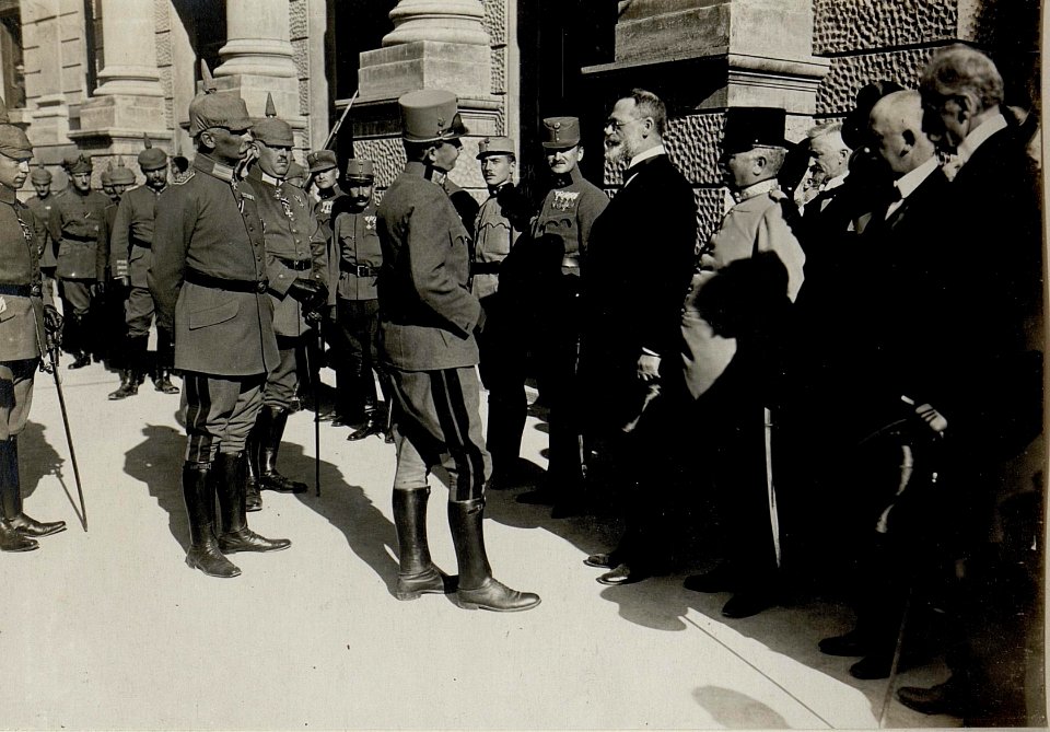 Erzherzog Karl besucht das Armeekommando Falkenhayn in Brasso (Kronstadt), 15.10.1916, Vorstellung der Zivilbehörden des Armeekommandos (BildID 15548921)