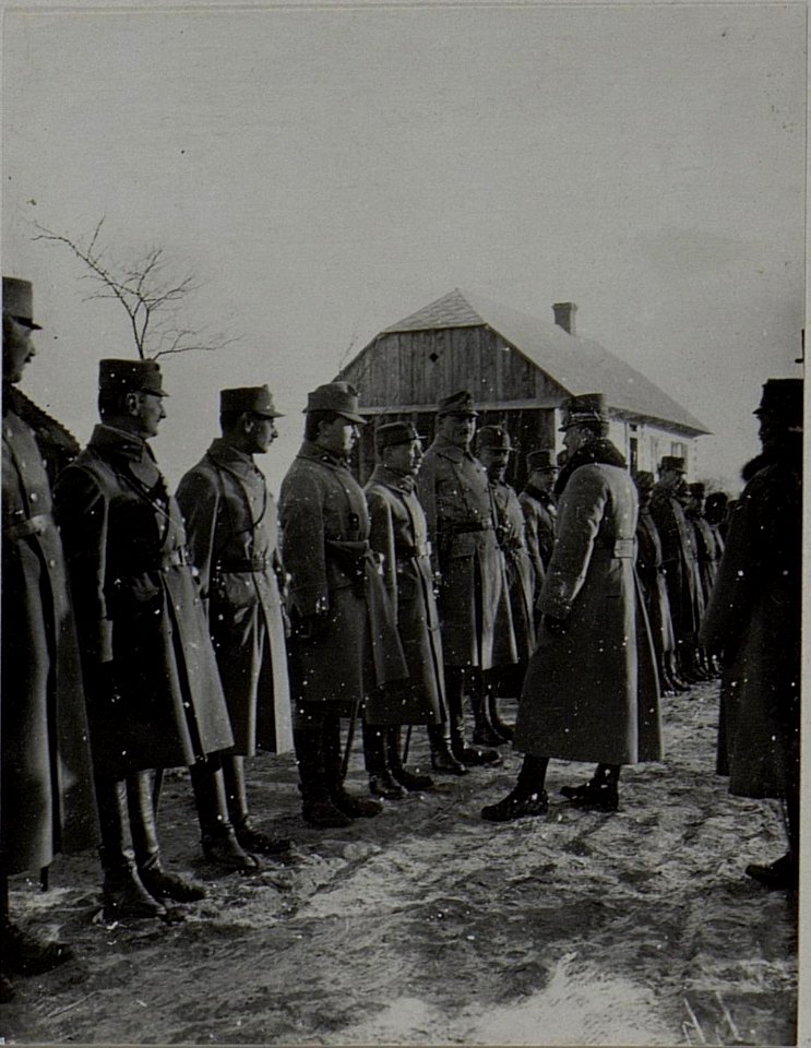 Erzherzog Karl übernimmt die Meldung der Offiziere des 10. KorpsKommandos in Kopcze, Februar 1916 (BildID 15456304)