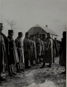 Erzherzog Karl übernimmt die Meldung der Offiziere des 10. KorpsKommandos in Kopcze, Februar 1916 (BildID 15456304)