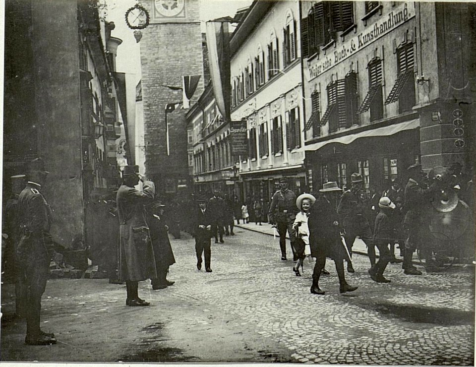 Erzherzog Leopold Salvator nimmt eine Parade in Brixen ab (BildID 15520030)