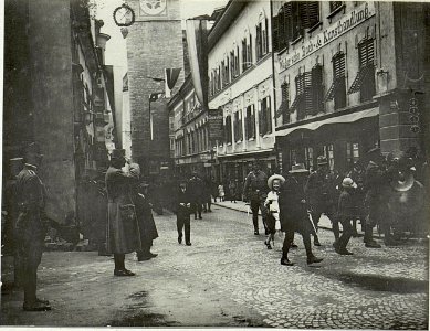 Erzherzog Leopold Salvator nimmt eine Parade in Brixen ab (BildID 15520030)