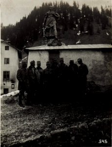 Erzherzog Leopold und Rainer Karl, Exzellenz von Roth in Corvara, am 21.4.1916. (BildID 15579720)