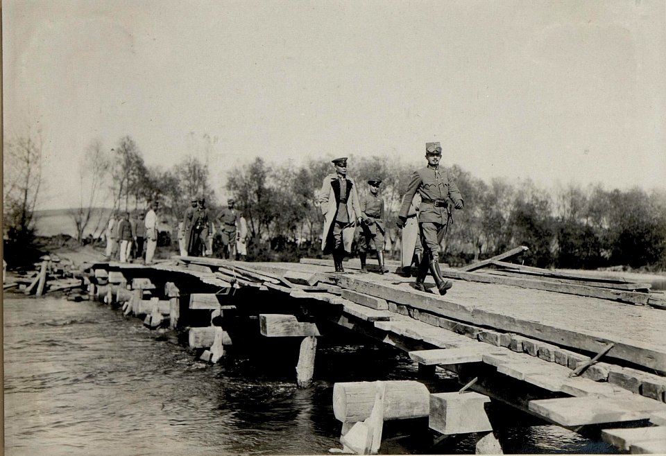 Erzherzog Karl besucht Rupea (Köhalom, Reps), Besichtigung der zerstörten Brücke und der Behelfsbrücke am 15.10.1916 (BildID 15548893)