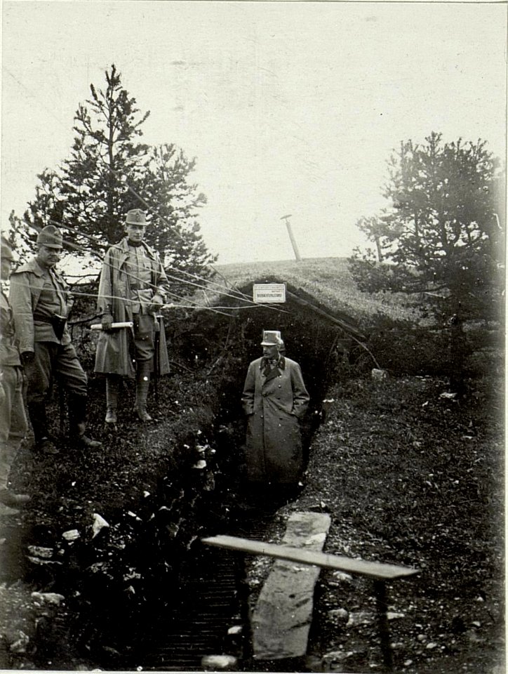 Erzherzog Leopold Salvator inspiziert einen Unterstand (BildID 15520044)