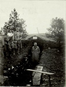 Erzherzog Leopold Salvator inspiziert einen Unterstand (BildID 15520044)
