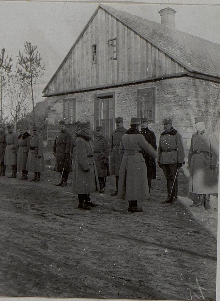 Erzherzog Karl I. übernimmt die Meldung der Offiziere des 10. Korpskommandos in Kopcze, Februar 1916 (BildID 15456248)