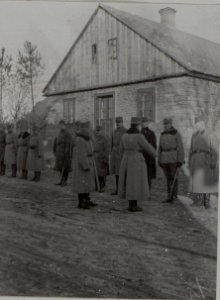 Erzherzog Karl I. übernimmt die Meldung der Offiziere des 10. Korpskommandos in Kopcze, Februar 1916 (BildID 15456248)