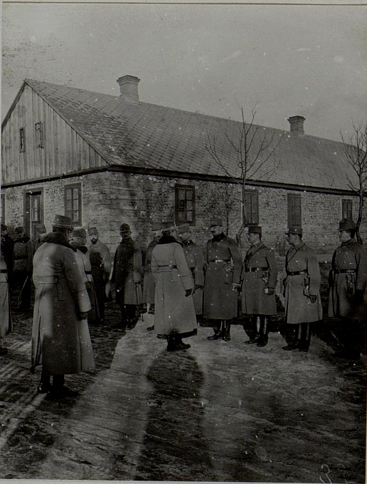 Erzherzog Karl übernimmt die Meldung der Offiziere des 10. Korpskommandos in Kopcze, Februar 1916 (BildID 15456234)