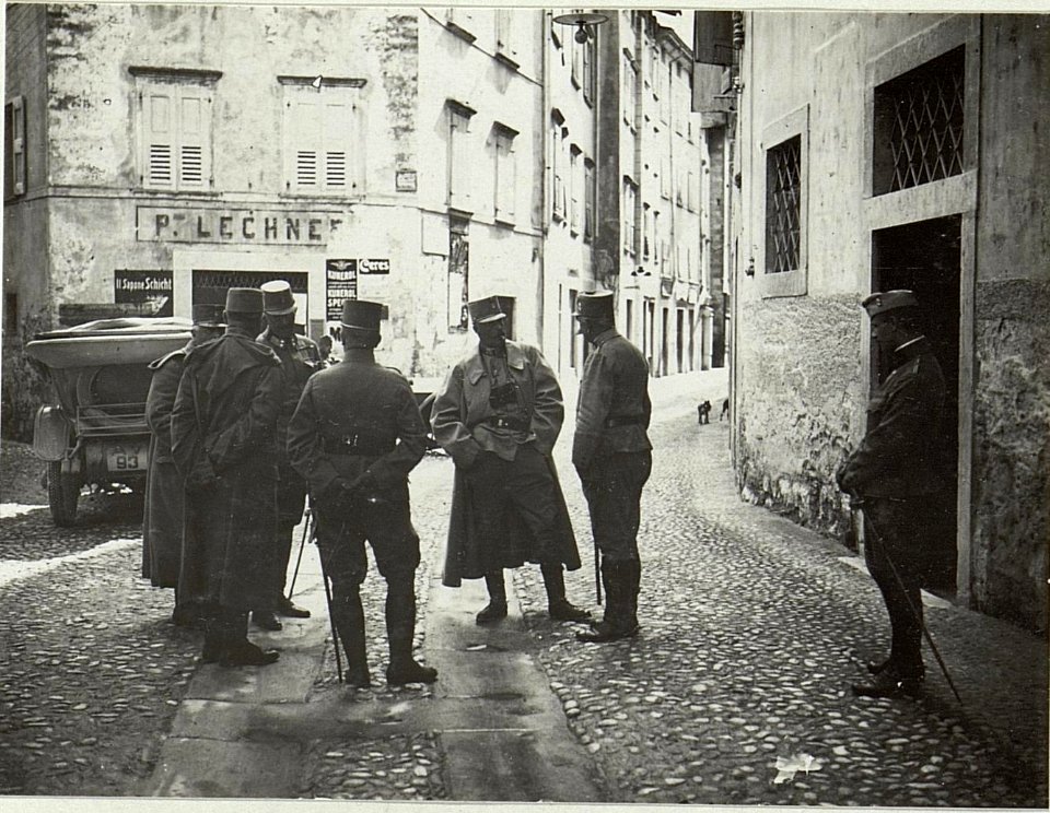 Erzherzog Leopold Salvator (dritter von rechts, rauchend) im Gespräch mit Offizieren in Brixen (BildID 15520037)