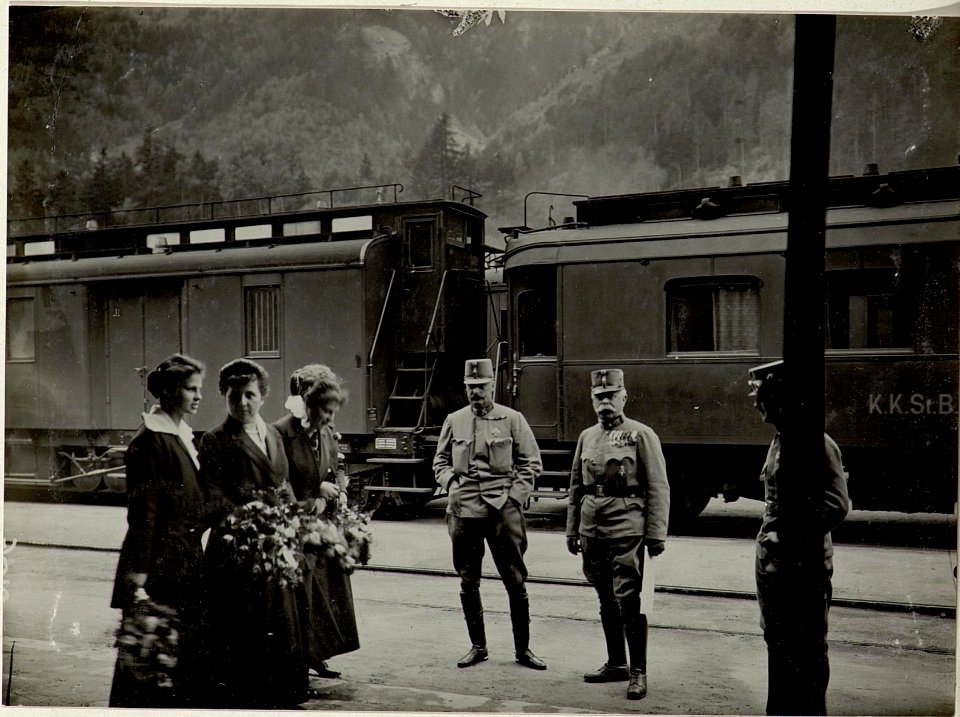 Erzherzog Leopold Salvator mit Familie bei seiner Durchreise in Farnzensfeste mit Generalmajor v. Terboglav und und Hptm.Rochefort (BildID 15519792)