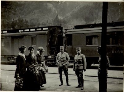 Erzherzog Leopold Salvator mit Familie bei seiner Durchreise in Farnzensfeste mit Generalmajor v. Terboglav und und Hptm.Rochefort (BildID 15519792)