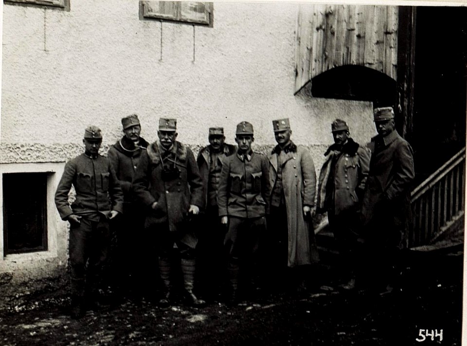 Erzherzog Leopold und Rainer Karl, Exzellenz von Roth in Corvara, am 21.4.1916. (BildID 15579713)