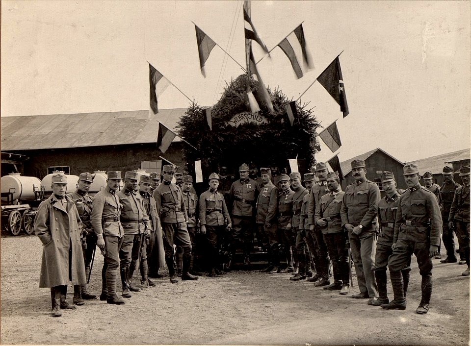 Eröffnung des Wehrschildes im mobilen Schanzzeugdepot Nummer 7, aufgenommen am 9.April 1916 (BildID 15473325)