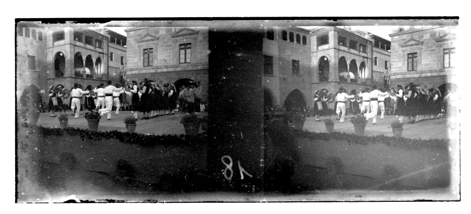 Esbart dansaire actuant a la Plaça Major del “Poble Espanyol” de Montjuïc”