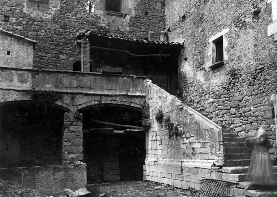Escales a l'antic pati d'armes del Castell de Cartellà