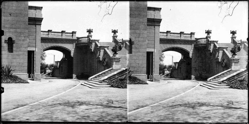 Escales del pont cap a la Secció Marítima del parc de la Ciutadella