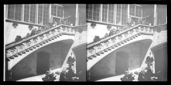 Escales amb gent i pati de l'Audiència Vella (actualment palau de la Generalitat de Catalunya)