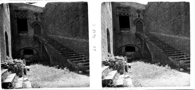 Escales i porta a l ' interior del monestir de Poblet photo