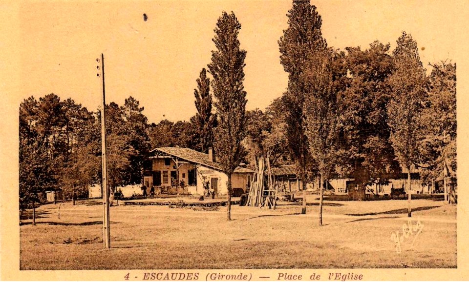 Escaudes - Place de l'église