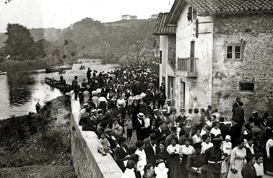 Escenas de competición de embarcaciones y cucaña en el río Urumea (2 de 3) - Fondo Car-Kutxa Fototeka