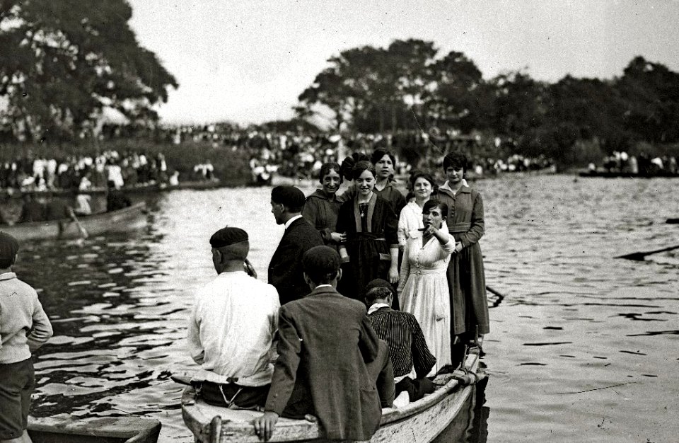 Escenas de competición de embarcaciones y cucaña en el río Urumea (3 de 3) - Fondo Car-Kutxa Fototeka