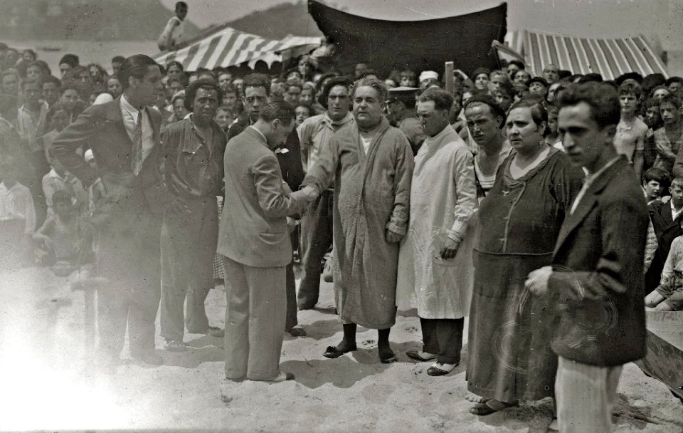Escenas de espectáculo de escapismo, hombre 'enterrado vivo' (7 de 8) - Fondo Car-Kutxa Fototeka