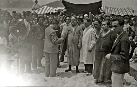 Escenas de espectáculo de escapismo, hombre 'enterrado vivo' (7 de 8) - Fondo Car-Kutxa Fototeka