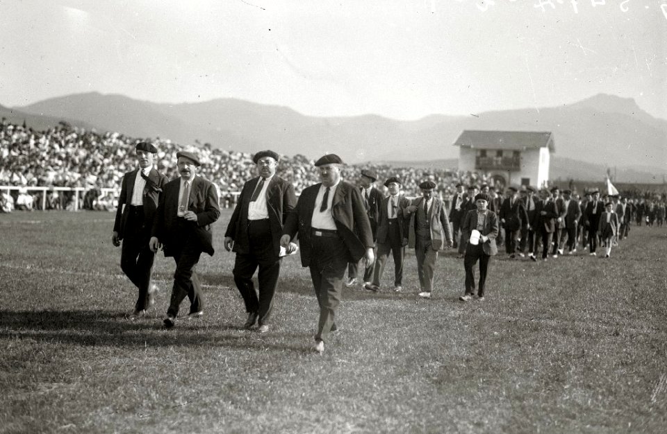 Escenas de la inauguración del Estadio Gal en la localidad de Irun (1 de 14) - Fondo Car-Kutxa Fototeka