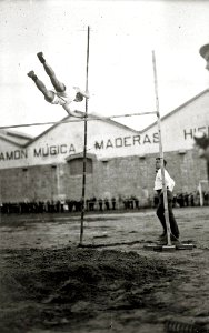 Escenas de pruebas atléticas en el campo de Atotxa (2 de 6) - Fondo Car-Kutxa Fototeka