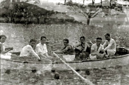 Escenas de una competición de embarcaciones y cucaña en el río Urumea en el barrio de Loiola (1 de 10) - Fondo Car-Kutxa Fototeka