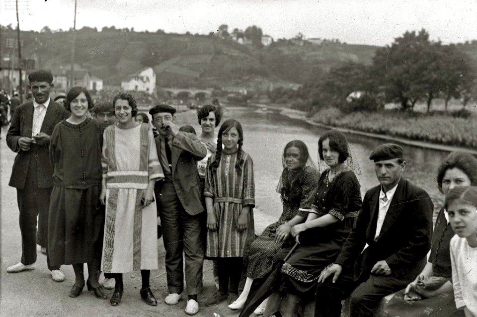 Escenas de una competición de embarcaciones y cucaña en el río Urumea en el barrio de Loiola (8 de 10) - Fondo Car-Kutxa Fototeka
