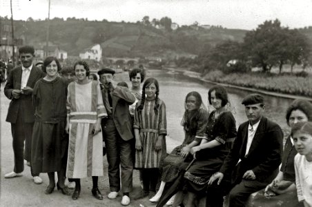 Escenas de una competición de embarcaciones y cucaña en el río Urumea en el barrio de Loiola (8 de 10) - Fondo Car-Kutxa Fototeka