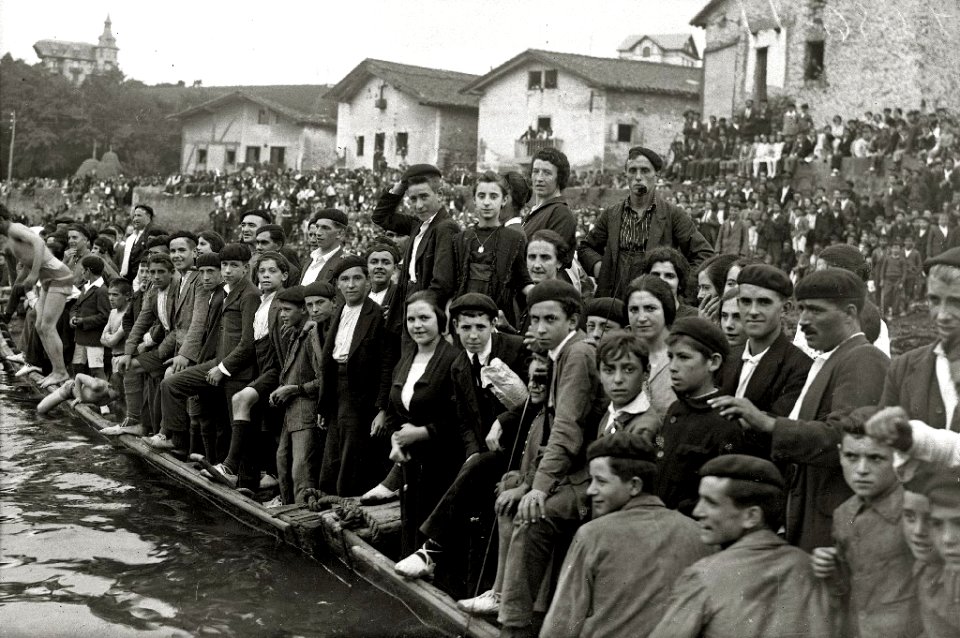 Escenas de una competición de embarcaciones y cucaña en el río Urumea en el barrio de Loiola (10 de 10) - Fondo Car-Kutxa Fototeka