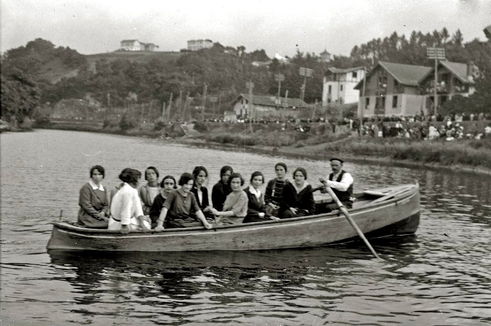 Escenas de una competición de embarcaciones y cucaña en el río Urumea en el barrio de Loiola (5 de 10) - Fondo Car-Kutxa Fototeka