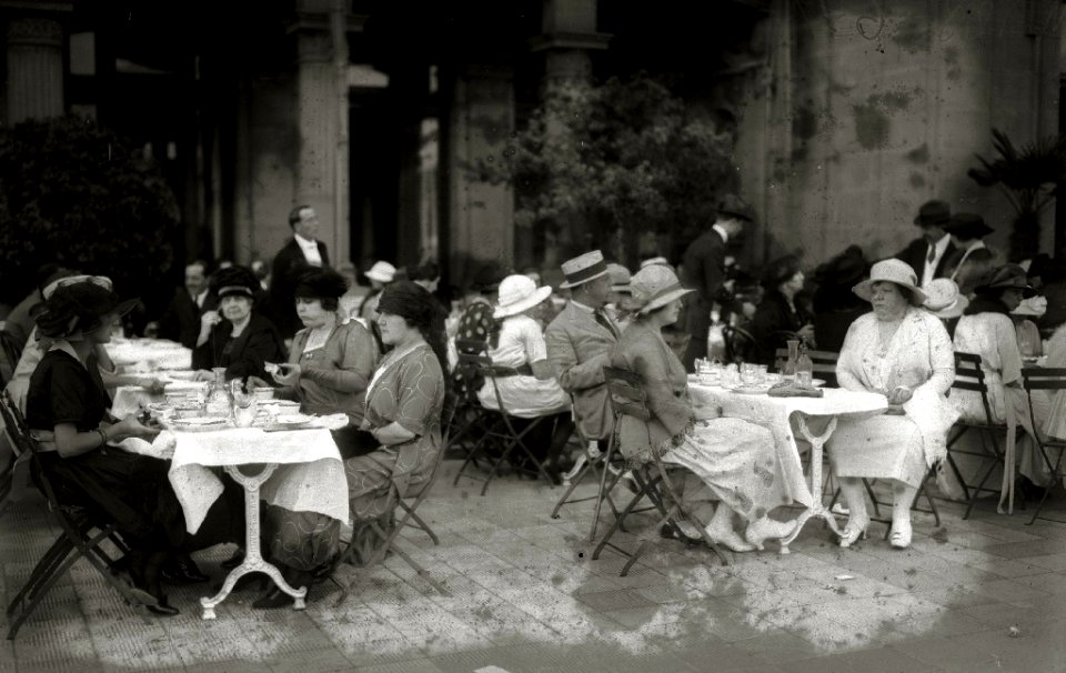 Escenas en el casino de San Sebastián (1 de 6) - Fondo Car-Kutxa Fototeka