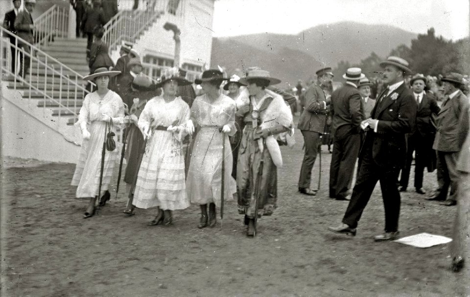Escenas de las carreras de caballos en el hipódromo de Lasarte (13 de 27) - Fondo Car-Kutxa Fototeka