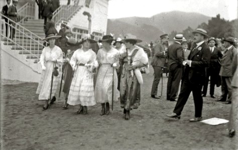 Escenas de las carreras de caballos en el hipódromo de Lasarte (13 de 27) - Fondo Car-Kutxa Fototeka