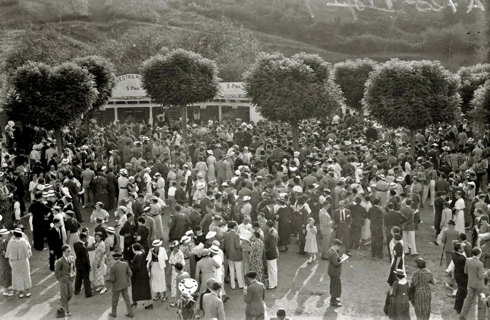 Escenas de las carreras de caballos en el hipódromo de Lasarte (17 de 27) - Fondo Car-Kutxa Fototeka
