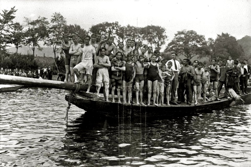 Escenas de una competición de embarcaciones y cucaña en el río Urumea en el barrio de Loiola (6 de 10) - Fondo Car-Kutxa Fototeka