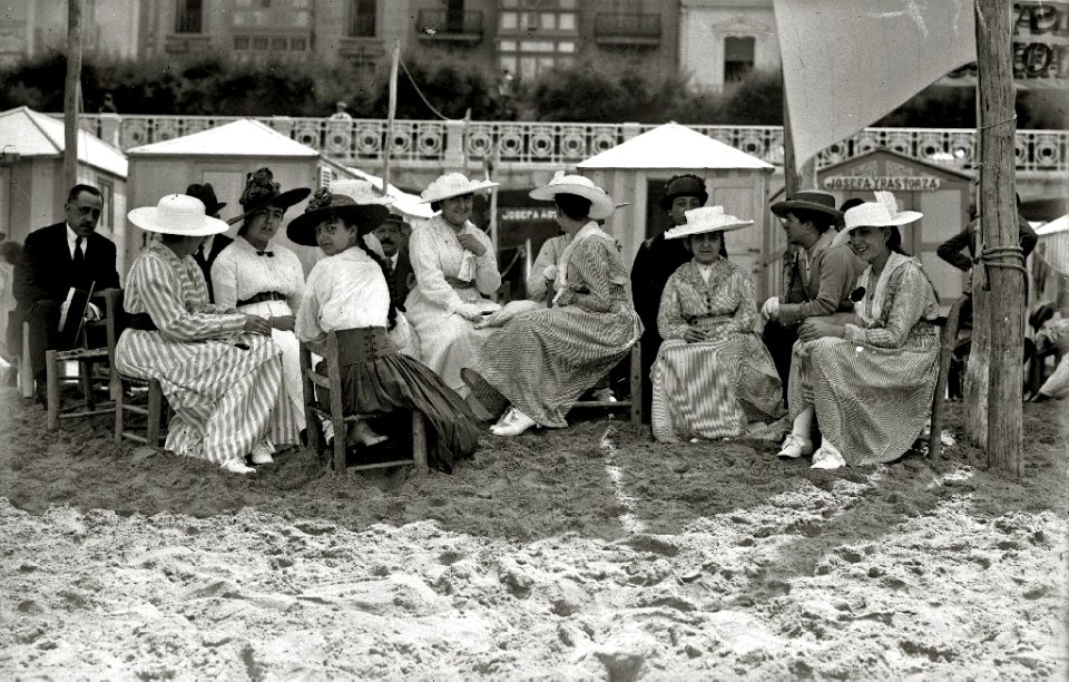 Escenas en la playa de la Concha (10 de 95) - Fondo Car-Kutxa Fototeka