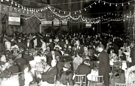 Escenas de una fiesta en el Gran Casino de San Sebastián (5 de 6) - Fondo Car-Kutxa Fototeka