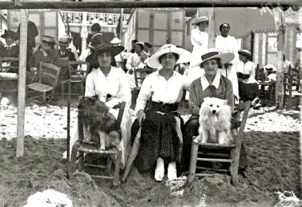 Escenas en la playa de la Concha (14 de 95) - Fondo Car-Kutxa Fototeka