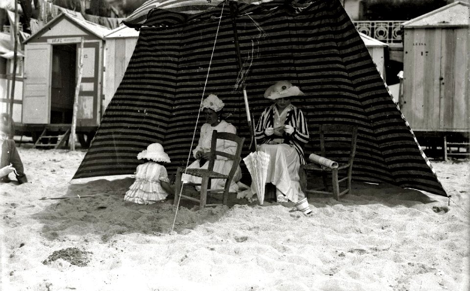 Escenas en la playa de la Concha (15 de 95) - Fondo Car-Kutxa Fototeka