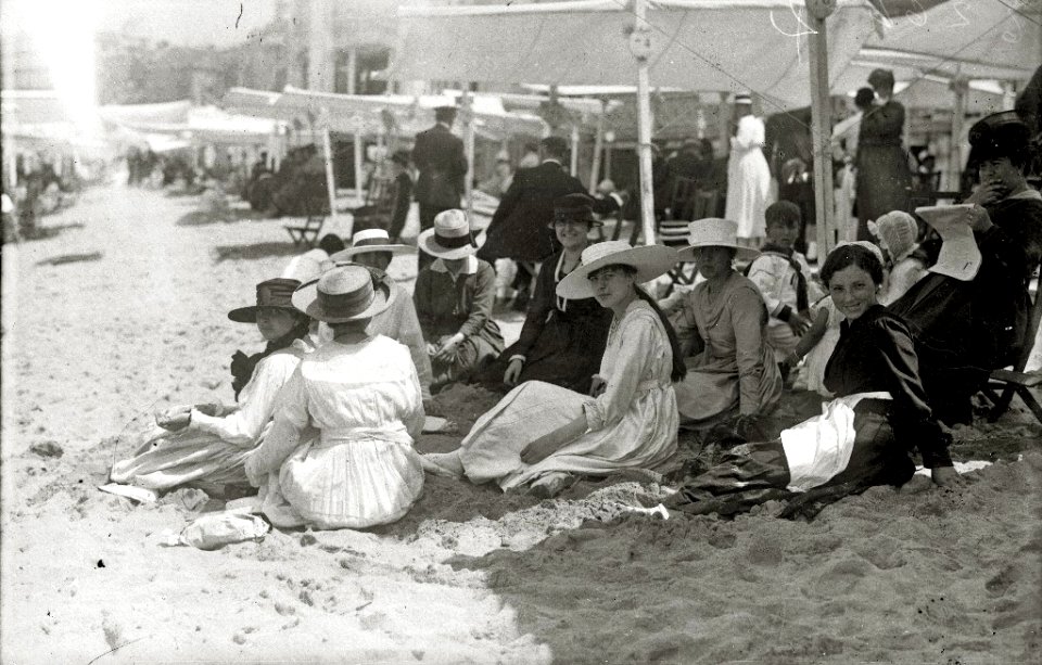 Escenas en la playa de la Concha (19 de 95) - Fondo Car-Kutxa Fototeka