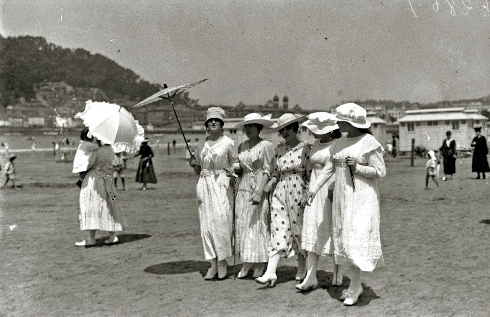 Escenas en la playa de la Concha (22 de 95) - Fondo Car-Kutxa Fototeka