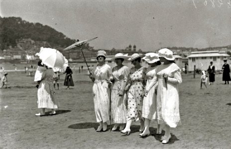 Escenas en la playa de la Concha (22 de 95) - Fondo Car-Kutxa Fototeka