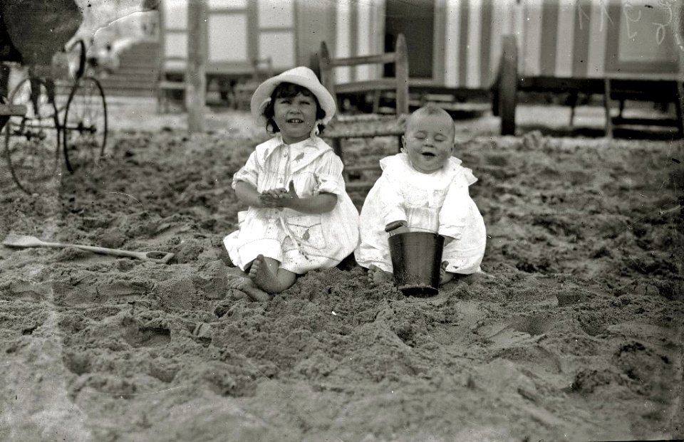 Escenas en la playa de la Concha (25 de 95) - Fondo Car-Kutxa Fototeka